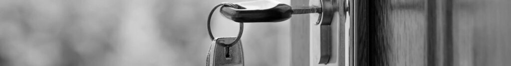 Haustür Immobilie © https://www.pexels.com/de-de/foto/schwarzer-schlussel-am-schlusselloch-101808/