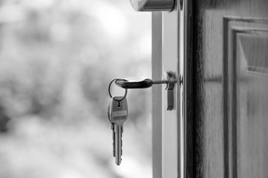 Haustür Immobilie © https://www.pexels.com/de-de/foto/schwarzer-schlussel-am-schlusselloch-101808/