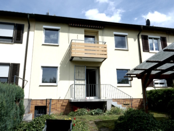 EINFAMILIENHAUS als REIHENMITTELHAUS in ruhiger Lage mit 2 Balkonen & Garten in STUTTGART-WOLFBUSCH, 70499 Stuttgart, Einfamilienhaus