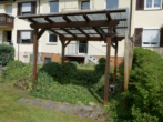 Südansicht mit Pergola - EINFAMILIENHAUS als REIHENMITTELHAUS in ruhiger Lage mit 2 Balkonen & Garten in STUTTGART-WOLFBUSCH