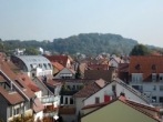 Blick zum Lemberg - 4 1/2-ZIMMER-KOMFORT-MIETWOHNUNG mit Parkett, EBK, Balkon, Dachterrasse, Aufzug & TG-Platz in STUTTGART-WEILIMDORF