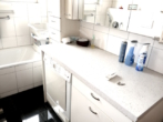 Tageslichtbad Bild 3 - 4 1/2-ZIMMER-KOMFORT-MIETWOHNUNG mit Parkett, EBK, Balkon, Dachterrasse, Aufzug & TG-Platz in STUTTGART-WEILIMDORF