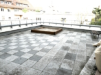 Gemeinschaftsterrasse mit Sandkasten - 4 1/2-ZIMMER-KOMFORT-MIETWOHNUNG mit Parkett, EBK, Balkon, Dachterrasse, Aufzug & TG-Platz in STUTTGART-WEILIMDORF