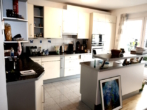 Einbauküche mit Theke Bild 1 - 4 1/2-ZIMMER-KOMFORT-MIETWOHNUNG mit Parkett, EBK, Balkon, Dachterrasse, Aufzug & TG-Platz in STUTTGART-WEILIMDORF