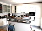 Einbauküche mit Theke Bild 2 - 4 1/2-ZIMMER-KOMFORT-MIETWOHNUNG mit Parkett, EBK, Balkon, Dachterrasse, Aufzug & TG-Platz in STUTTGART-WEILIMDORF