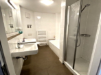 Großes Bad mit WC und Dusche - 4 1/2-ZIMMER-MIETWOHNUNG im EG mit Aufzug, Terrasse, Gartenanteil & evtl. Einbauküche in STUTTGART-WEILIMDORF