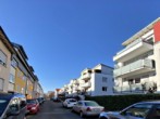 Ruhige Nebenstrasse mit Hecke zum Haus - 4 1/2-ZIMMER-MIETWOHNUNG im EG mit Aufzug, Terrasse, Gartenanteil & evtl. Einbauküche in STUTTGART-WEILIMDORF