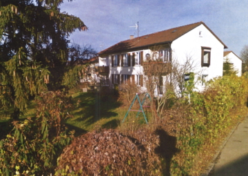 ZWEIFAMILIENHAUS mit 2 gleich großen Wohnungen in ruhiger Lage mit 1200 qm Grundstück in STUTTGART-WOLFBUSCH, 70499 Stuttgart, Mehrfamilienhaus