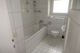 großes Bad OG - ZWEIFAMILIENHAUS mit 2 gleich großen Wohnungen in ruhiger Lage mit 1200 qm Grundstück in STUTTGART-WOLFBUSCH
