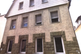 Ansicht von der Straße Bild 2 - IMMER NOCH GUTE KAPITALANLAGE! Komplett vermietetes 3-FAMILIEN-HAUS mit Nebengebäude im Hof, Nähe Festhalle & Gymnasien in STUTTGART-FEUERBACH!