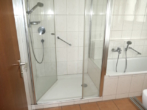 Bad Wohnung EG Bild 1 - Komplett frei in ruhiger Grünlage über BAD LIEBENZELL! Großzügiges 2-FAMILIEN-HAUS mit großem Garten und Doppelgarage in MAISENBACH-ZAINEN