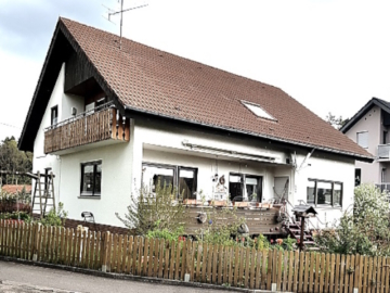 Komplett frei in ruhiger Grünlage über BAD LIEBENZELL! Großzügiges 2-FAMILIEN-HAUS mit großem Garten und Doppelgarage in MAISENBACH-ZAINEN, 75378 Bad Liebenzell Ortsteil Maisenbach-Zainen, Zweifamilienhaus