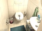 Gäste-WC - 4-ZIMMER-WOHNUNG in ruhiger Lage mit großem Balkon, Einbauküche und 2 Tiefgaragenplätzen in WALDENBUCH