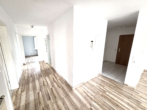 Diele vor den Zimmern - 4-ZIMMER-WOHNUNG in ruhiger Lage mit großem Balkon, Einbauküche und 2 Tiefgaragenplätzen in WALDENBUCH