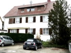 Südansicht mit Stellplätzen - TIPP FÜR KAPITALANLEGER!!! 8-FAMILIEN-HAUS, 7 Wohnungen vermietet & eine Wohnung frei, mit großem Garten, Garage & 6 Stellplätzen in ruhiger zentrumsnaher Lage in KORNTAL