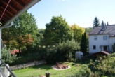 Blick in Nachbargarten - REIHENHAUS mit 4 1/2 Zimmern, Terrasse, Balkon, Südgarten & eigener Garage in STUTTGART-WEILIMDORF