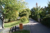 Zufahrtsweg - REIHENHAUS mit 4 1/2 Zimmern, Terrasse, Balkon, Südgarten & eigener Garage in STUTTGART-WEILIMDORF