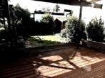 Blick von Terrasse zu Garten - EINFAMILIEN-BUNGALOW mit versetzten Wohnebenen, Garage,Stellplatz,Terrasse & Garten in DITZINGEN-HIRSCHLANDEN