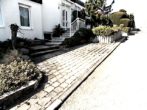 Freistellplatz vor Eingang - EINFAMILIEN-BUNGALOW mit versetzten Wohnebenen, Garage,Stellplatz,Terrasse & Garten in DITZINGEN-HIRSCHLANDEN