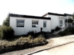 Eingang mit Freistellplatz - EINFAMILIEN-BUNGALOW mit versetzten Wohnebenen, Garage,Stellplatz,Terrasse & Garten in DITZINGEN-HIRSCHLANDEN