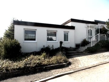 EINFAMILIEN-BUNGALOW mit versetzten Wohnebenen, Garage,Stellplatz,Terrasse & Garten in DITZINGEN-HIRSCHLANDEN, 71254 Ditzingen-Hirschlanden, Einfamilienhaus