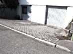 Garagenzufahrt - EINFAMILIEN-BUNGALOW mit versetzten Wohnebenen, Garage,Stellplatz,Terrasse & Garten in DITZINGEN-HIRSCHLANDEN