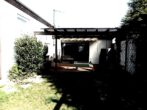 Blick von Garten zu Terrasse - EINFAMILIEN-BUNGALOW mit versetzten Wohnebenen, Garage,Stellplatz,Terrasse & Garten in DITZINGEN-HIRSCHLANDEN