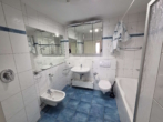 Bad Bild 2 - Jede Menge Platz & Komfort, Baujahr 2001! 4-ZIMMER-WOHNUNG mit großem Balkon & Einbauküche in WALDENBUCH!
