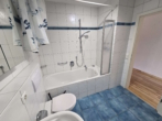 Bad Bild 1 - Jede Menge Platz & Komfort, Baujahr 2001! 4-ZIMMER-WOHNUNG mit großem Balkon & Einbauküche in WALDENBUCH!