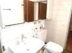 Neues Bad Bild 3 - Energetisch bestens modernisierte 2-ZIMMER-WOHNUNG mit Parkett, Top-Einbauschränken und Südbalkon, Einbauküche mit Theke, neuem Bad und abgeschlossenem TG-Platz in ruhiger Aussichtslage von KÖNGEN!