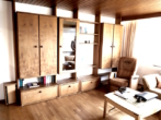Wohnwand Massivholz - Energetisch bestens modernisierte 2-ZIMMER-WOHNUNG mit Parkett, Top-Einbauschränken und Südbalkon, Einbauküche mit Theke, neuem Bad und abgeschlossenem TG-Platz in ruhiger Aussichtslage von KÖNGEN!