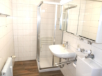 Neues Bad Bild 1 - Energetisch bestens modernisierte 2-ZIMMER-WOHNUNG mit Parkett, Top-Einbauschränken und Südbalkon, Einbauküche mit Theke, neuem Bad und abgeschlossenem TG-Platz in ruhiger Aussichtslage von KÖNGEN!