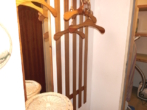 Garderobe - Energetisch bestens modernisierte 2-ZIMMER-WOHNUNG mit Parkett, Top-Einbauschränken und Südbalkon, Einbauküche mit Theke, neuem Bad und abgeschlossenem TG-Platz in ruhiger Aussichtslage von KÖNGEN!