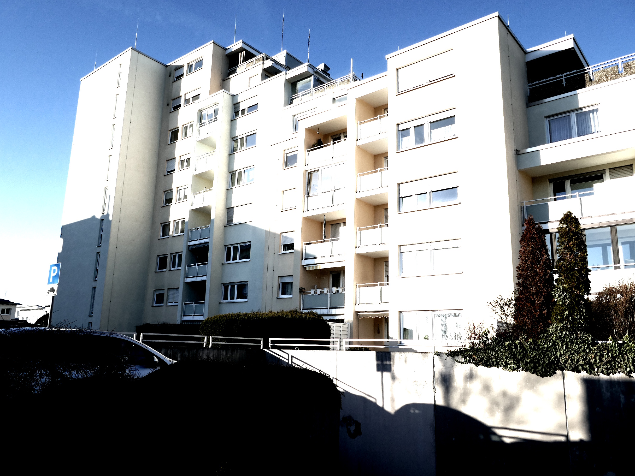 Energetisch bestens modernisierte 2-ZIMMER-WOHNUNG mit Parkett, Top-Einbauschränken und Südbalkon, Einbauküche mit Theke, neuem Bad und abgeschlossenem TG-Platz in ruhiger Aussichtslage von KÖNGEN!