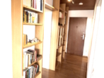Massivholzregale Diele - Energetisch bestens modernisierte 2-ZIMMER-WOHNUNG mit Parkett, Top-Einbauschränken und Südbalkon, Einbauküche mit Theke, neuem Bad und abgeschlossenem TG-Platz in ruhiger Aussichtslage von KÖNGEN!