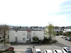 Aussicht z.Schwäbischen Alb - Energetisch bestens modernisierte 2-ZIMMER-WOHNUNG mit Parkett, Top-Einbauschränken und Südbalkon, Einbauküche mit Theke, neuem Bad und abgeschlossenem TG-Platz in ruhiger Aussichtslage von KÖNGEN!