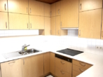 Einbauküche Bild 3 - Energetisch bestens modernisierte 2-ZIMMER-WOHNUNG mit Parkett, Top-Einbauschränken und Südbalkon, Einbauküche mit Theke, neuem Bad und abgeschlossenem TG-Platz in ruhiger Aussichtslage von KÖNGEN!