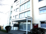 Eingangsseite - Energetisch bestens modernisierte 2-ZIMMER-WOHNUNG mit Parkett, Top-Einbauschränken und Südbalkon, Einbauküche mit Theke, neuem Bad und abgeschlossenem TG-Platz in ruhiger Aussichtslage von KÖNGEN!