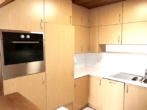 Einbauküche Bild 2 - Energetisch bestens modernisierte 2-ZIMMER-WOHNUNG mit Parkett, Top-Einbauschränken und Südbalkon, Einbauküche mit Theke, neuem Bad und abgeschlossenem TG-Platz in ruhiger Aussichtslage von KÖNGEN!