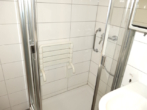 Neues Bad Bild 2 - Energetisch bestens modernisierte 2-ZIMMER-WOHNUNG mit Parkett, Top-Einbauschränken und Südbalkon, Einbauküche mit Theke, neuem Bad und abgeschlossenem TG-Platz in ruhiger Aussichtslage von KÖNGEN!