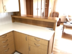 Einbauküche Bild 4 - Energetisch bestens modernisierte 2-ZIMMER-WOHNUNG mit Parkett, Top-Einbauschränken und Südbalkon, Einbauküche mit Theke, neuem Bad und abgeschlossenem TG-Platz in ruhiger Aussichtslage von KÖNGEN!