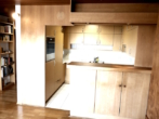 Einbauküche mit Theke Bild 1 - Energetisch bestens modernisierte 2-ZIMMER-WOHNUNG mit Parkett, Top-Einbauschränken und Südbalkon, Einbauküche mit Theke, neuem Bad und abgeschlossenem TG-Platz in ruhiger Aussichtslage von KÖNGEN!