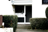 Eingangsseite Bild 2 - Sympathische 3 1/2-ZIMMER-MIETWOHNUNG mit Parkett, neuer Einbauküche & Südbalkon in HEMMINGEN