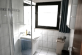 Bad Bild 1 - Sympathische 3 1/2-ZIMMER-MIETWOHNUNG mit Parkett, neuer Einbauküche & Südbalkon in HEMMINGEN