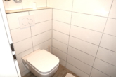 Toilette neu - Sympathische 3 1/2-ZIMMER-MIETWOHNUNG mit Parkett, neuer Einbauküche & Südbalkon in HEMMINGEN