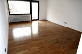 Wohnzimmer - Sympathische 3 1/2-ZIMMER-MIETWOHNUNG mit Parkett, neuer Einbauküche & Südbalkon in HEMMINGEN