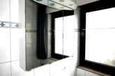 Bad Bild 3 - Sympathische 3 1/2-ZIMMER-MIETWOHNUNG mit Parkett, neuer Einbauküche & Südbalkon in HEMMINGEN